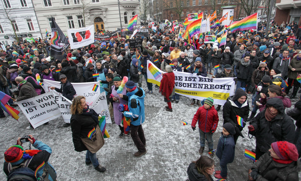 Für sexuelle Vielfalt und gegen Homophobie: Hamburger demonstrieren auf dem Hansaplatz in St. Georg.