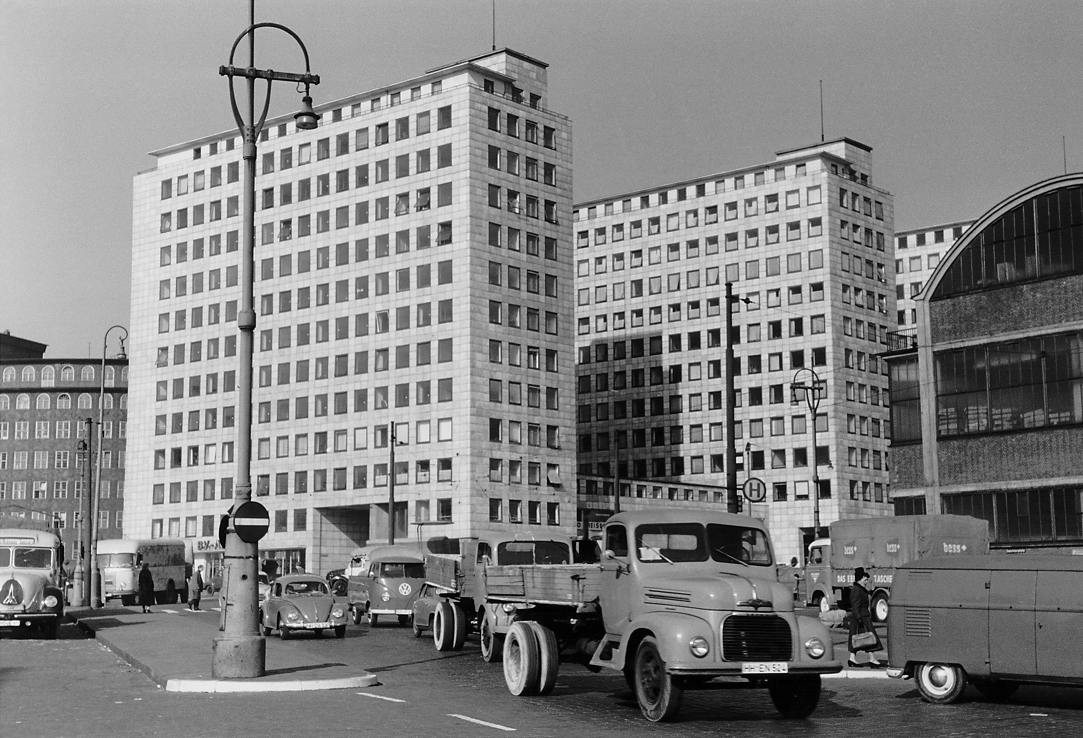 1958, City Hof kurz vor der Fertigstellung, links Sprinkenhof, rechts Erweiterungsbau des Blumengroßmarktes.