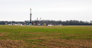 von Daniel Foster (Flickr: Natural Gas Drilling) [CC-BY-SA-2.0 (http://creativecommons.org/licenses/by-sa/2.0)], via Wikimedia Commons