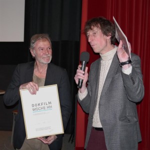 Preisträger Vincent Dieutre und Moderator Rasmus Gerlach bei der Verleihung des Klaus-Wildenhahn-Preises 2013
