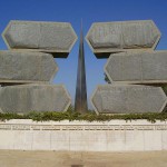Foto: altes Denkmal zum Widerstand @Fotos: צילום:ד"ר אבישי טייכר [CC-BY-2.5 (http://creativecommons.org/licenses/by/2.5)], via Wikimedia Commons