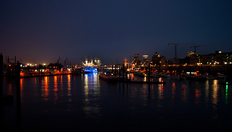 SYM - Hafen bei Nacht | Fotos: Tobias Johanning