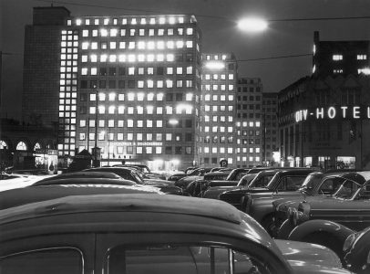 1959, City Hof am Abend, links ehemalige Wasch- und Badeanstalt von William Lindley rechts City Hotel und Bartholomay-Haus.
