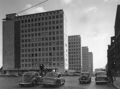 1959:  Der City Hof kurz nach der Fertigstellung, rechts das Bartholomay-Haus. 