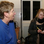 Künstlerin Karin Boine (links) im Gespräch mit mittendrin-Reporterin Signe Heins (re.)