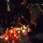 Auch Bürgerschaftsabgeordnete Annkathrin Kammeyer (SPD) zündet eine Kerze für die ums Leben gekommenen Flüchtlinge an.