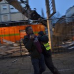 Rabiates Vorgehen: Eine Mitarbeiterin des Sicherheitsdienstes versucht Fotos von der Baustelle zu verhindern.