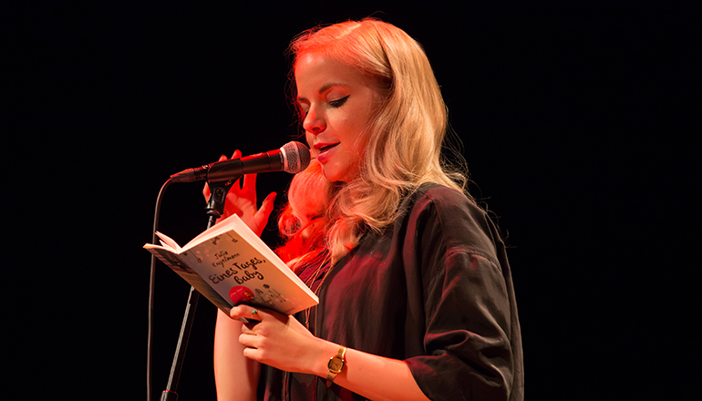 Foto: Hannah Schuh Poetry-Slammerin Julia Engelmann im Gespräch mit Kilian Trotier am 27.06. im Mojo Club.