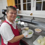 Ingeborg Lindner bei den Vorbereitungen für's Abendessen