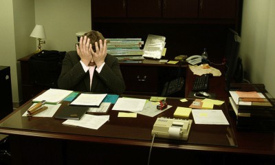 Frustrated man at a desk“ von LaurMG. - Eigenes Werk.. Lizenziert unter CC BY-SA 3.0 über Wikimedia Commons - http://commons.wikimedia.org/wiki/File:Frustrated_man_at_a_desk.jpg#mediaviewer/File:Frustrated_man_at_a_desk.jpg
