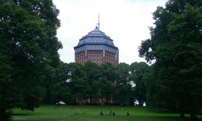 By-Retinafunk-from-Düsseldorf-Germany-Schanzenpark-Tower-in-Hamburg-via-Wikimedia-Commons